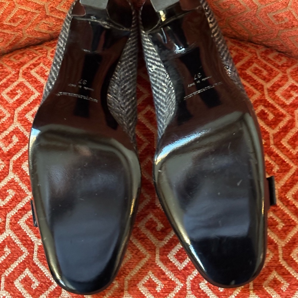 Authentic Burberry Women's Black and Gray Herringbone Heels EU 37/US 6.5-7 - Picture 3 of 11